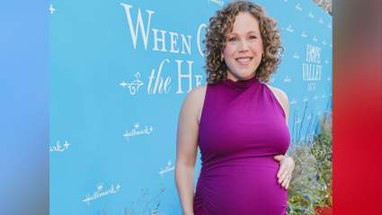 Erin Krakow comparte una adorable foto de su embarazo con su adorable compañero de reparto de WCTH abrazando su barriguita.