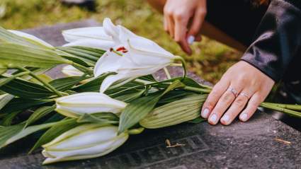 Estrella de telerrealidad rinde homenaje a su hija en su tumba dos años después de su muerte fetal