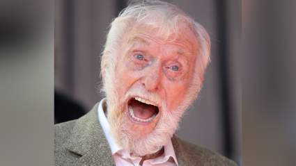 Dick Van Dyke, de 100 años, celebra su 14º aniversario de bodas con su bella esposa: VIDEO