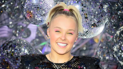 JoJo Siwa brilla con un glamoroso vestido de discoteca mientras da la bienvenida a un nuevo miembro de la familia: FOTOS
