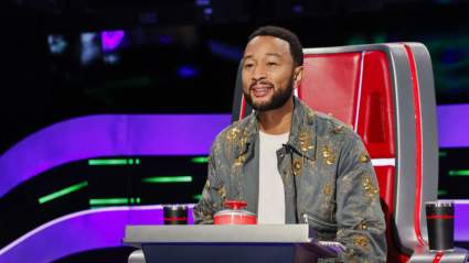La adorable hija de John Legend, Luna, se roba el protagonismo con imágenes del detrás de cámaras de 'The Voice'.
