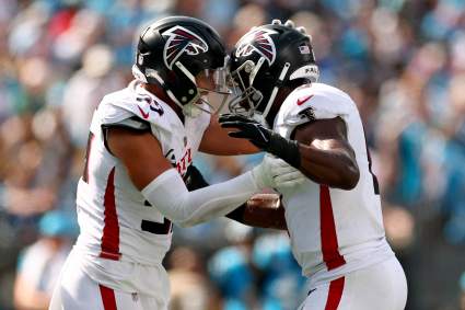 Los Atlanta Falcons pierden un defensor de 33 millones de dólares que se va a un rival de la NFC Sur