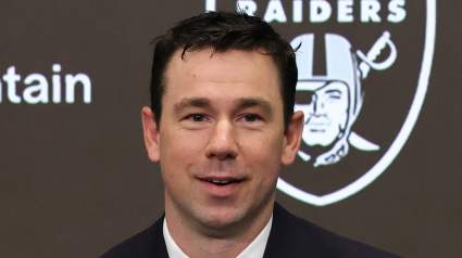 El entrenador en jefe de los Raiders, Klint Kubiak, recibe numerosos elogios de varios entrenadores en jefe.