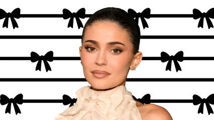 Kylie Jenner posa con un lazo gigante para una sesión de fotos impactante