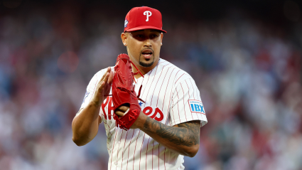 El cerrador de los Phillies hace historia de forma sorprendente en el Día Inaugural.