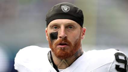 Maxx Crosby despierta el interés de los Bears con un críptico mensaje de una sola palabra.