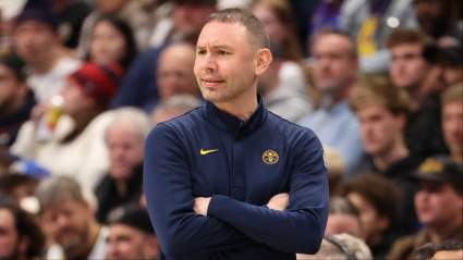 El portero titular de los Denver Nuggets abandona el partido de los Warriors por lesión.