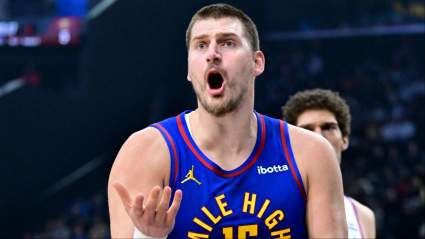 Nikola Jokic es acusado por la NBA de recibir asistencias inmerecidas.