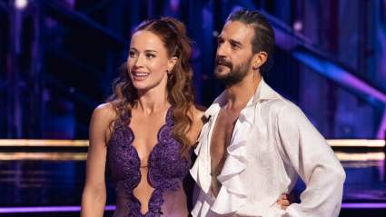 VIDEO: Whitney Leavitt celebra el éxito de “Chicago” con un tatuaje.