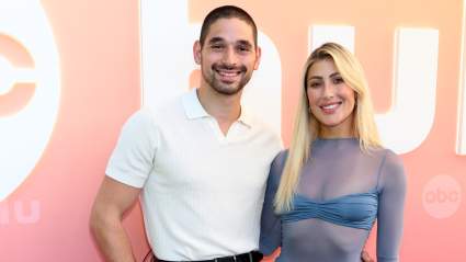 VER: Los profesionales de 'DWTS', Emma Slater y Alan Bersten, deslumbran en la piscina durante su descanso de la gira.