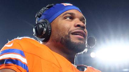 El corredor de los Broncos, JK Dobbins, discute con los fanáticos sobre su nuevo contrato