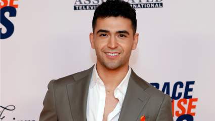 Ezra Sosa agradece efusivamente a sus fans tras recibir un prestigioso premio.