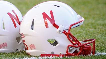 El equipo de fútbol americano de Nebraska se clasifica entre los seis finalistas por un prometedor ala cerrada.