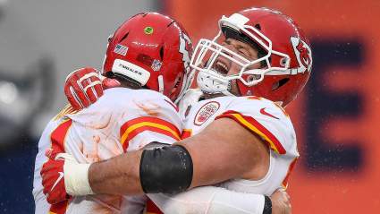 El exjugador favorito de los Chiefs renueva su contrato por dos años antes de la agencia libre de la NFL.