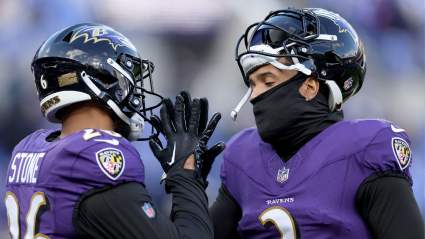 Un veterano de los Ravens, cuyo contrato ascendió a 95 millones de dólares, desata rumores de regreso tras su debut en el flag football con la selección de Estados Unidos.