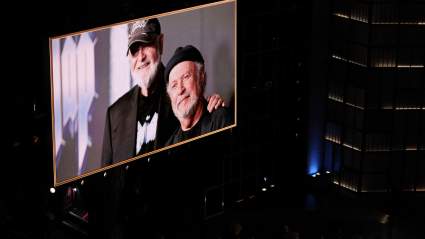 El director de 'Black Phone' habla sobre el desaire de los Oscar en la sección 'In Memoriam' y rinde homenaje a la querida estrella de 'The Wire'.