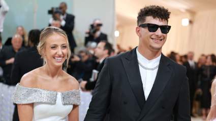 Patrick Mahomes parece tranquilo celebrando con Brittany en medio del caos de la pretemporada de los Chiefs