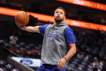 El entrenador de los Warriors, Steve Kerr, comparte una actualización sobre Stephen Curry después del entrenamiento.