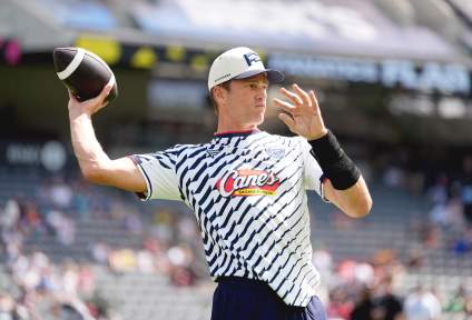Tom Brady esquiva la pregunta sobre el fallido traspaso de Maxx Crosby a los Ravens.