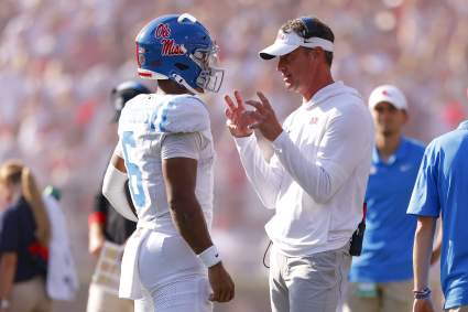 El mariscal de campo de Ole Miss, Trinidad Chambliss, critica a Lane Kiffin.
