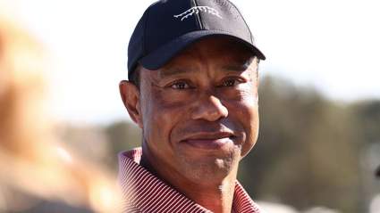 Tiger Woods besa a su novia Vanessa Trump antes de su debut en el TGL 2026.