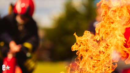 Un comediante revela que su autobús de gira quedó destruido tras incendiarse en un aterrador incendio en la carretera.