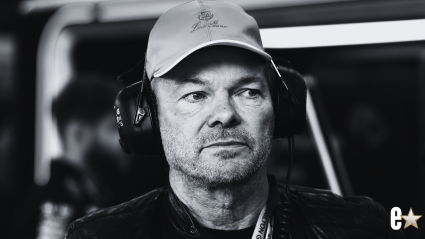 Un DJ veterano y presentador de radio se sincera sobre vivir con pérdida auditiva parcial y adaptarse a los audífonos.