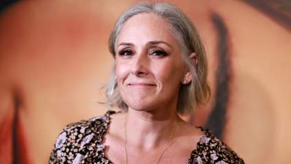 MIRA: Ricki Lake convierte las cenizas de su casa incendiada en Malibú en un collar de diamantes.
