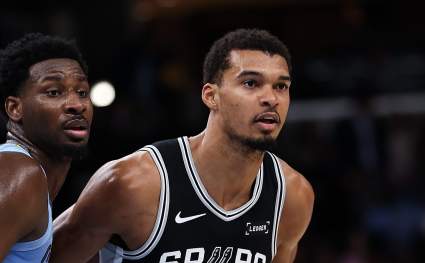Los San Antonio Spurs anuncian su quinteto titular contra los Charlotte Hornets.