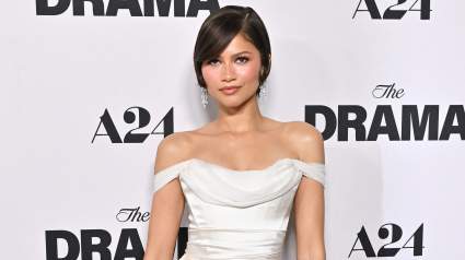 FOTOS: Zendaya vuelve a usar el icónico vestido de los Oscar 2015 en el estreno de 'The Drama'.