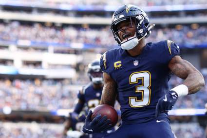 Derwin James, de los Chargers, sufre un susto por una lesión leve.