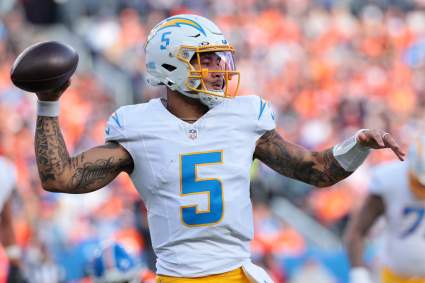 Los Chargers renuevan el contrato del mariscal de campo suplente Trey Lance.