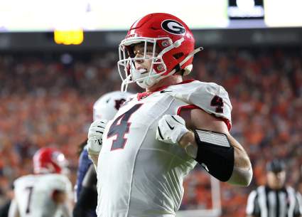 Los Chargers realizan una visita al ala cerrada de Georgia durante el proceso de selección.