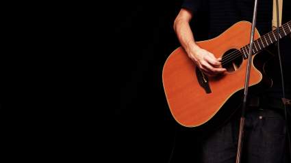 Una estrella de la música country se lesiona en pleno concierto; los fans quedan asombrados mientras el espectáculo continúa.