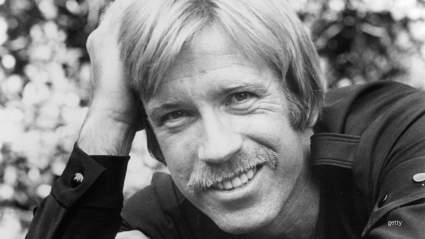 El ídolo juvenil de los 90 envía un mensaje a la familia de Chuck Norris tras su fallecimiento.