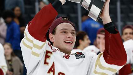 Los Bruins firman a su mejor promesa con un contrato de la AHL por una razón clave.