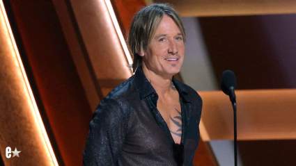 Keith Urban se emociona al recibir un premio increíble de una leyenda del country: VIDEO