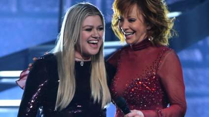 Kelly Clarkson tiene una reacción impagable ante el hilarante desaire al aire de Reba McEntire