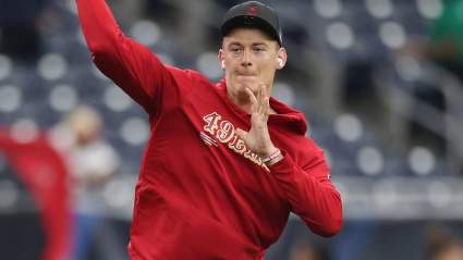 El mariscal de campo de los 49ers, Mac Jones, genera una interesante predicción de traspaso.