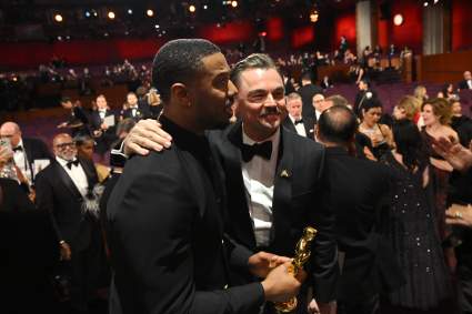 Michael B. Jordan comparte un emotivo momento con Leonardo DiCaprio tras ganar el Oscar.