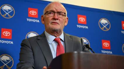 El entrenador de los Sabres podría convertirse en el principal candidato a un premio importante.