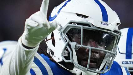 Los Raiders comienzan a reparar sus equipos especiales dañados y se roban a un jugador destacado de los Colts con 50 tacleadas.