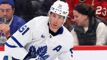 Los Maple Leafs deberían devolverle la capitanía a Tavares esta temporada baja.