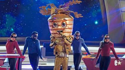 El legendario juez de televisión fue desenmascarado como 14 Karat Carrot en 'The Masked Singer'.