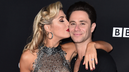 Sasha Farber se burla hilarantemente de su exesposa Emma Slater mientras se reúnen para un video divertido