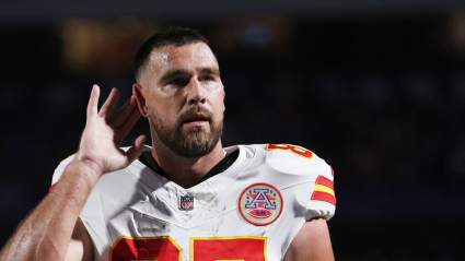 Travis Kelce recibe una llamada telefónica sorpresiva mientras firma su nuevo contrato con los Chiefs.