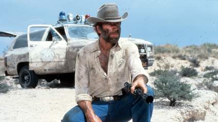 VIDEO: Chuck Norris es en realidad el hombre que cantó la canción de apertura de su programa.