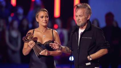 Teddi Mellencamp afirma que su padre, John, le salvó la vida al entregarle su premio Icon Award: "Ese es tuyo".