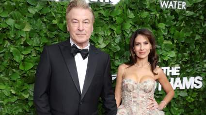 Hilaria Baldwin revela que su hijo Leonardo fue hospitalizado tras sufrir una lesión durante sus vacaciones.