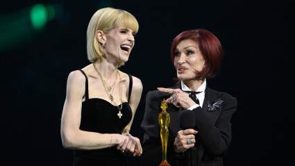 El peluquero de Kelly Osbourne sale en su defensa tras las críticas en línea